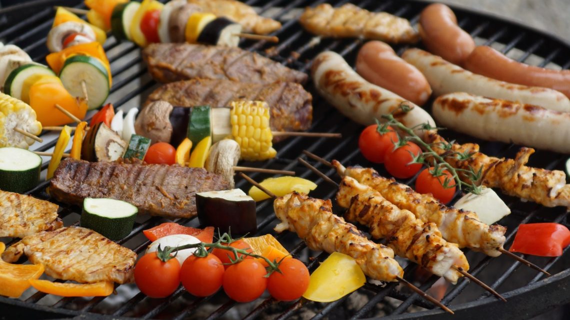 Imprezy plenerowe z cateringiem – jakie dania na grillu będą najlepsze?
